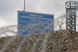 Днем 30 марта в пункт пропуска "Краковец" прибыл автомобиль Renault под управлением гражданки Польши, но не пересек украинскую границу