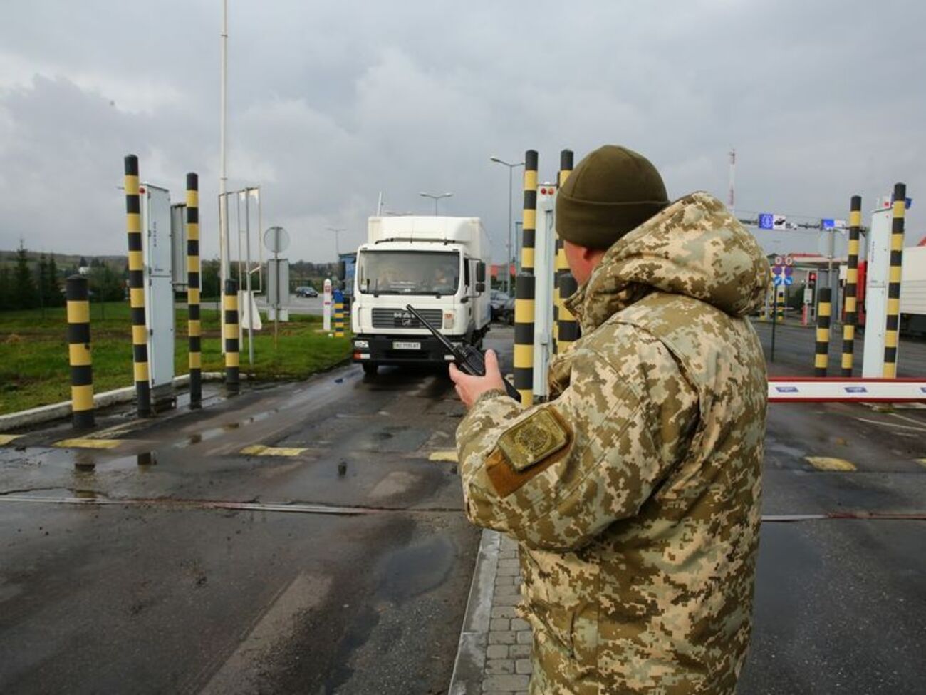 Перед пунктами пропуску "Шегині" та "Краківець" у чергах стоять приблизно по 300 легкових автомобілів