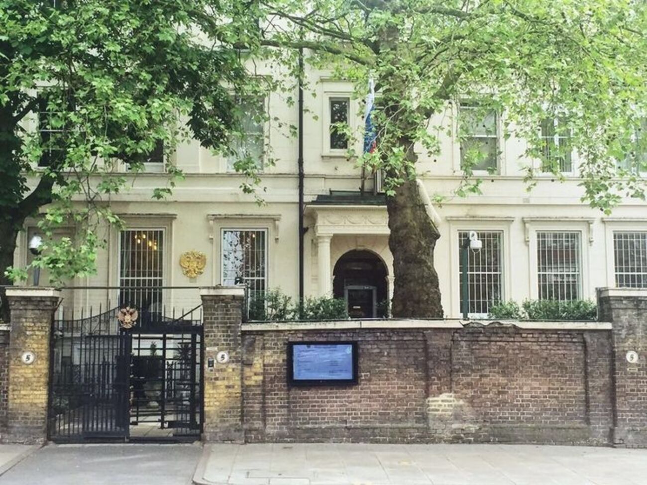 Российское посольство в Великобритании предупредило о возможных обысках