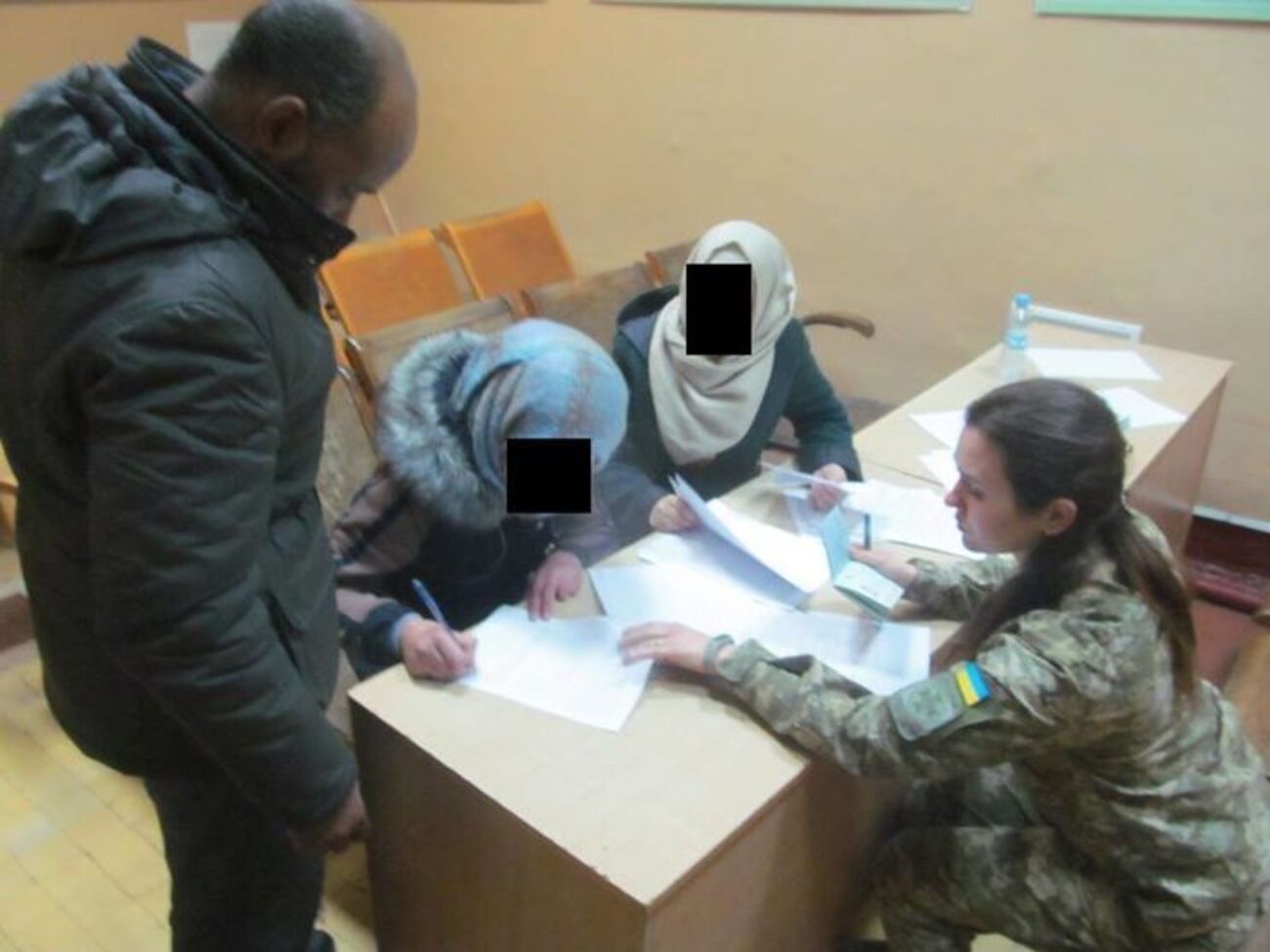 Громадянок Сирії, які попросили про притулок в Україні, відправили в міграційну службу