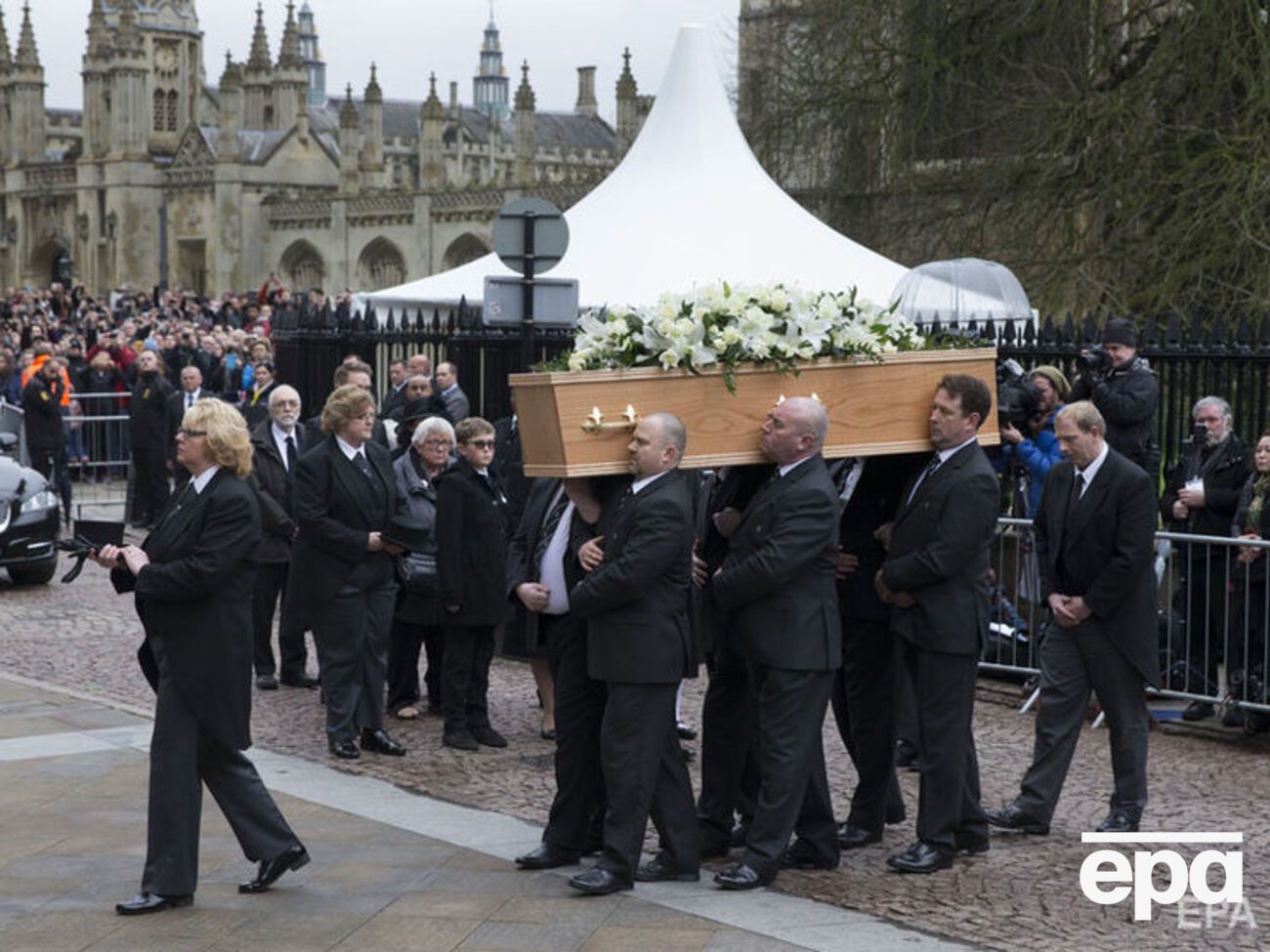 Прах Гокінга несли швейцари з університетського містечка