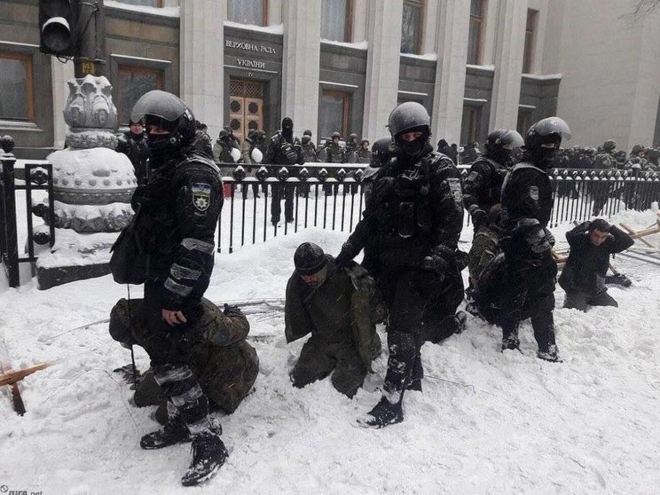 Задержанных в палаточном городке ставили на колени