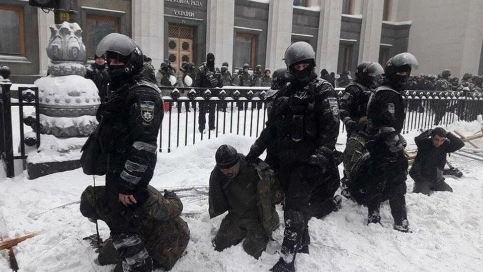 Задержанных в палаточном городке ставили на колени