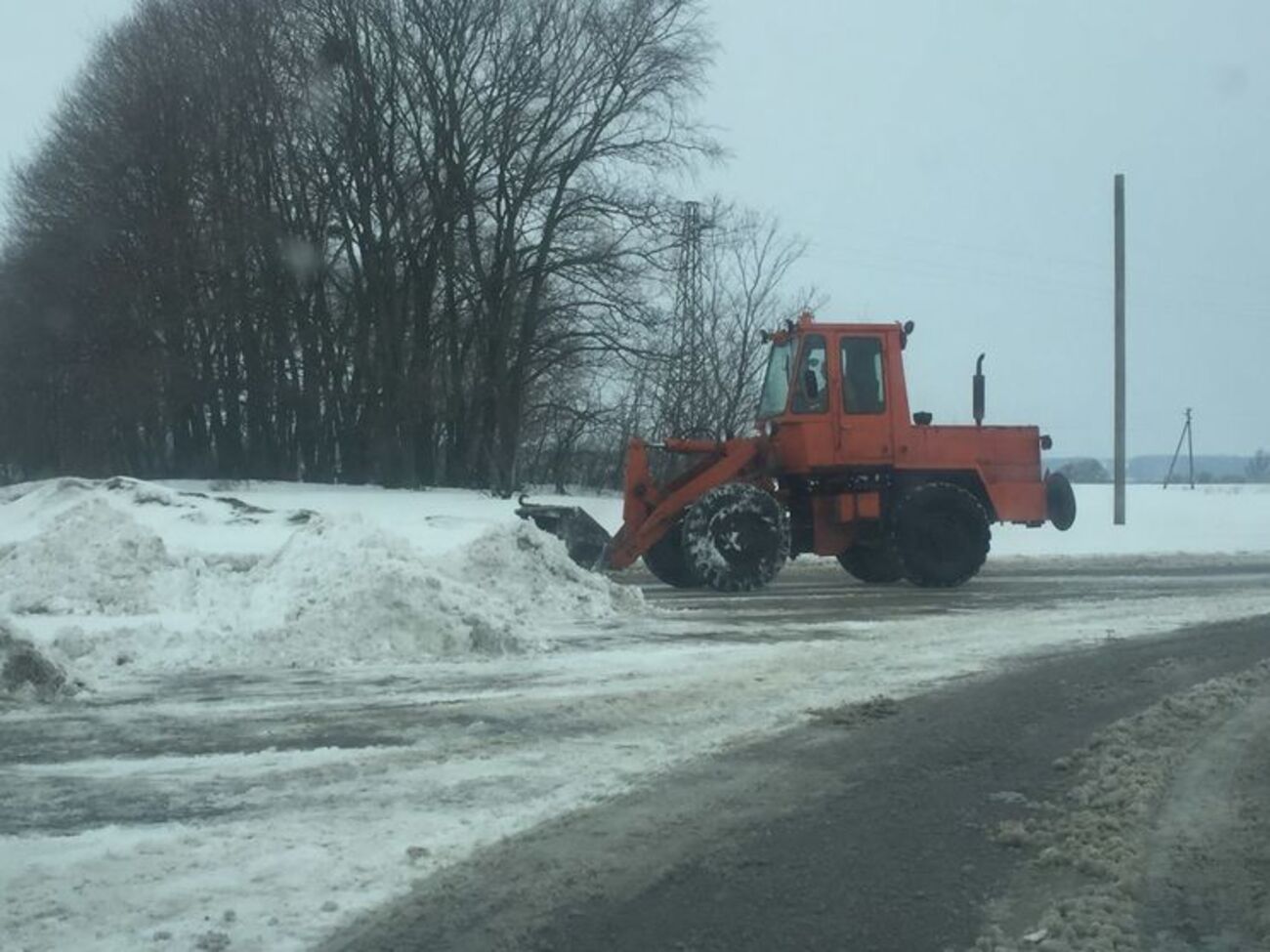 Станом на вечір 3 березня до розчищення доріг залучили 90 одиниць спецтехніки