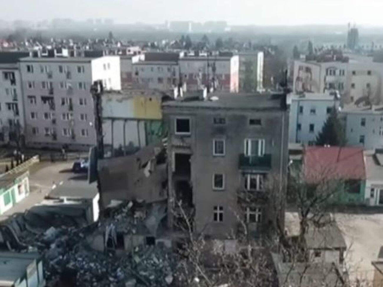 Під завалами будівлі було знайдено тіла двох людей