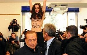 Активистка Femen провела акцию протеста на избирательном участке, где голосовал Берлускони
