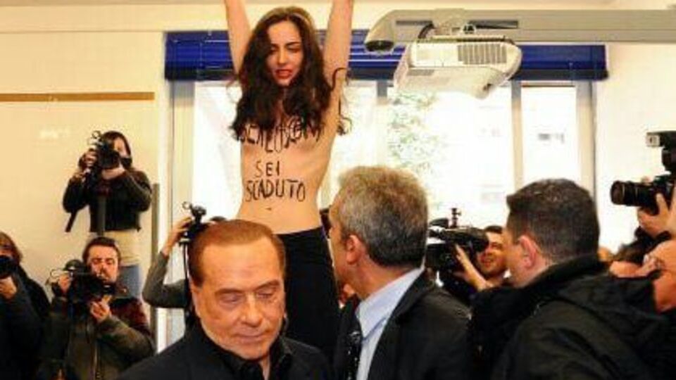 Активистка Femen провела акцию протеста на избирательном участке, где голосовал Берлускони
