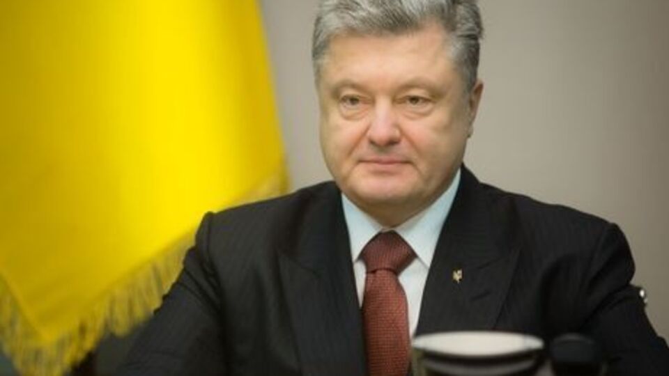 Закон, який підписав Порошенко, має набути чинності наступного дня після опублікування