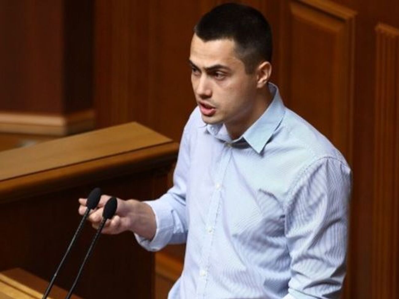 Полицейские не просто задерживали и обыскивали людей под парламентом, их ставили на колени. Зачем это унижение?