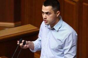 Полицейские не просто задерживали и обыскивали людей под парламентом, их ставили на колени. Зачем это унижение?