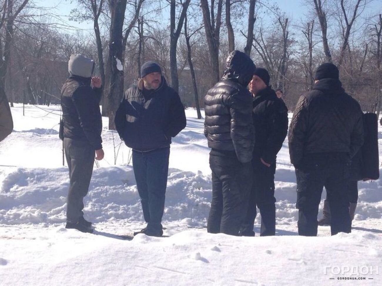 Крысин (второй слева) прибыл в Дарницкий райсуд Киева, который рассматривает дело о пытках