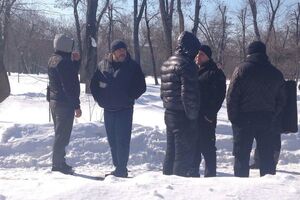 Крысин (второй слева) прибыл в Дарницкий райсуд Киева, который рассматривает дело о пытках