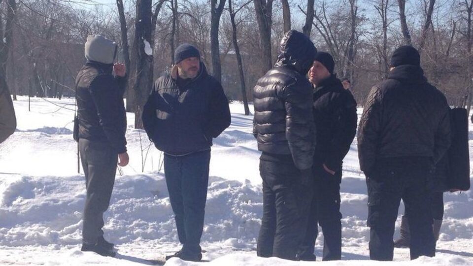 Крисін (другий ліворуч) прибув у Дарницький райсуд Києва, який розглядає справу про тортури