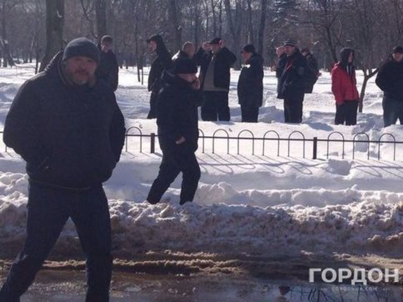Разом із Крисіним (ліворуч) сьогодні до будівлі суду прибуло кілька десятків тітушок (на задньому плані)