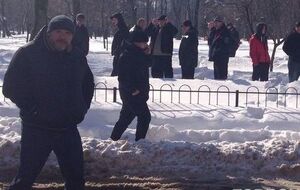 Разом із Крисіним (ліворуч) сьогодні до будівлі суду прибуло кілька десятків тітушок (на задньому плані)