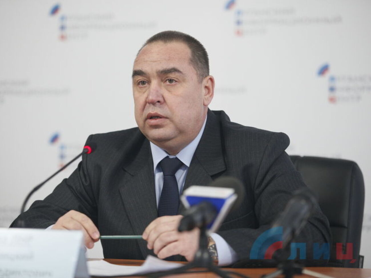 Видання пише, що Плотницький має можливість зв'язуватися з Луганськом