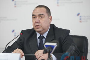 Видання пише, що Плотницький має можливість зв'язуватися з Луганськом