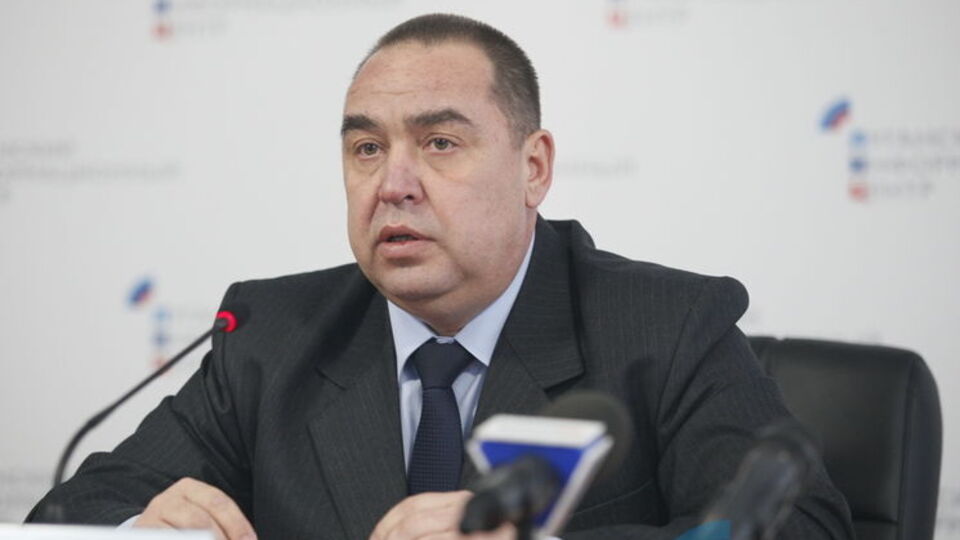Видання пише, що Плотницький має можливість зв'язуватися з Луганськом