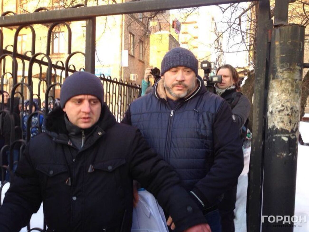 "Ви тільки не вбийте його". Активісти біля будівлі суду зустріли фігуранта справи про вбивство Веремія Крисіна. Фоторепортаж