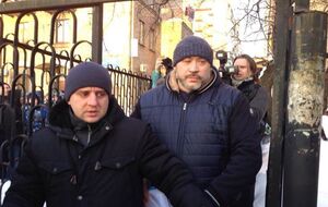 "Ви тільки не вбийте його". Активісти біля будівлі суду зустріли фігуранта справи про вбивство Веремія Крисіна. Фоторепортаж
