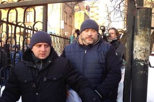 "Ви тільки не вбийте його". Активісти біля будівлі суду зустріли фігуранта справи про вбивство Веремія Крисіна. Фоторепортаж