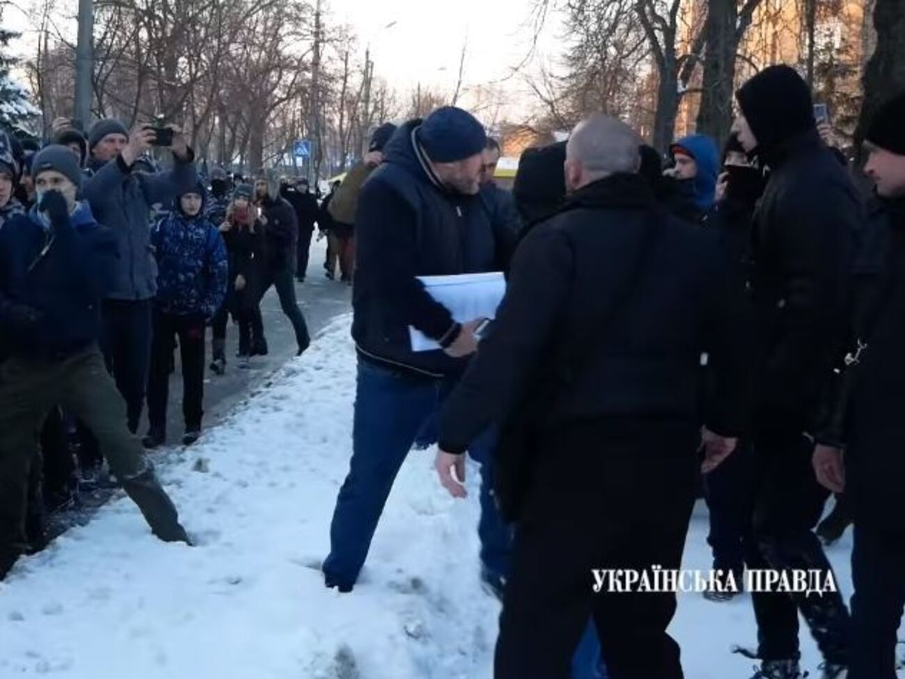 У Крисіна плювали, але не стали його бити