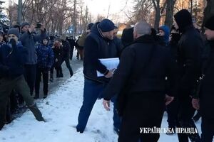 У Крисіна плювали, але не стали його бити