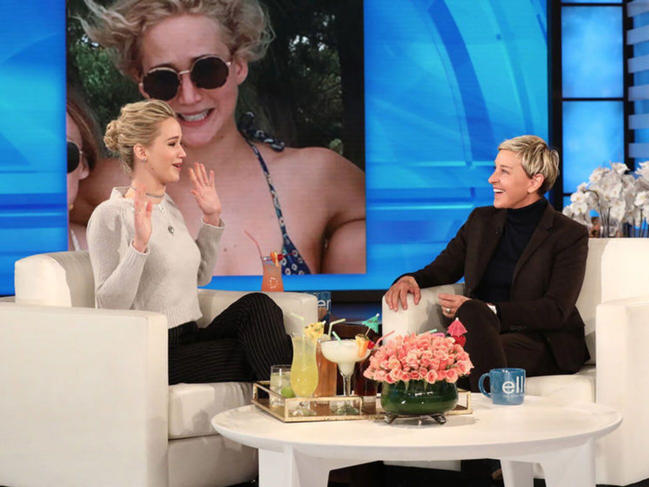 Лоуренс "под градусом" искупалась с акулами