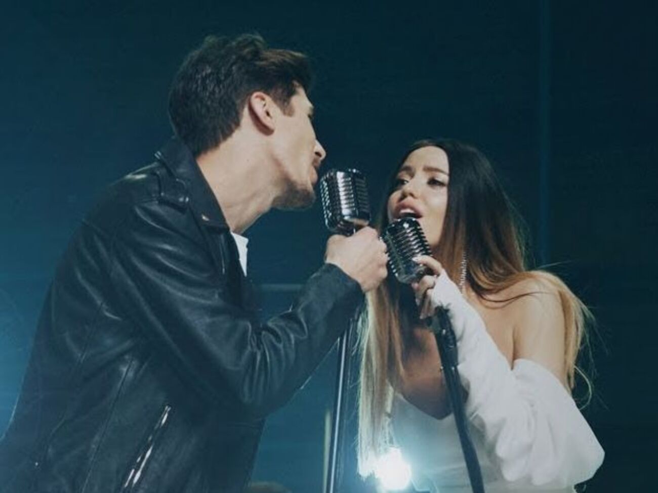 В ролике показали, как проходили съемки клипа