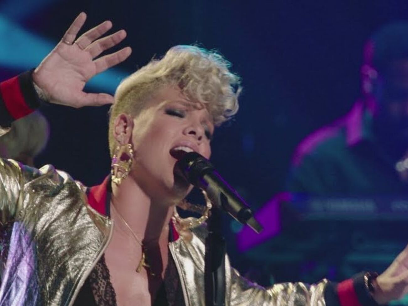 Клип Pink состоит из документальных кадров