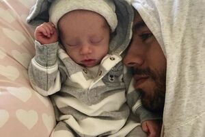 Энрике Иглесиас: Не могу прекратить целовать мой солнечный свет