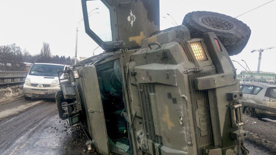 В связи с аварией военного автомобиля перекроют мост