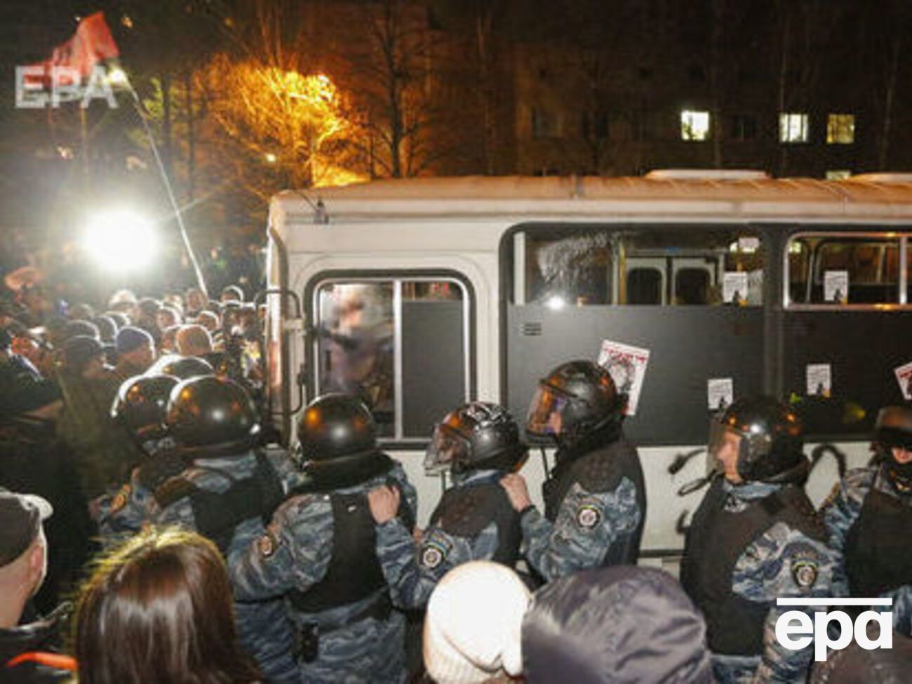 Наприкінці 2013-го &ndash; на початку 2014 року в Україні відбулися масові протести. Мітингувальникам протистояли правоохоронні органи і найняті владою озброєні бандити (тітушки)