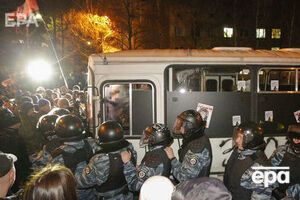 Наприкінці 2013-го – на початку 2014 року в Україні відбулися масові протести. Мітингувальникам протистояли правоохоронні органи і найняті владою озброєні бандити (тітушки)