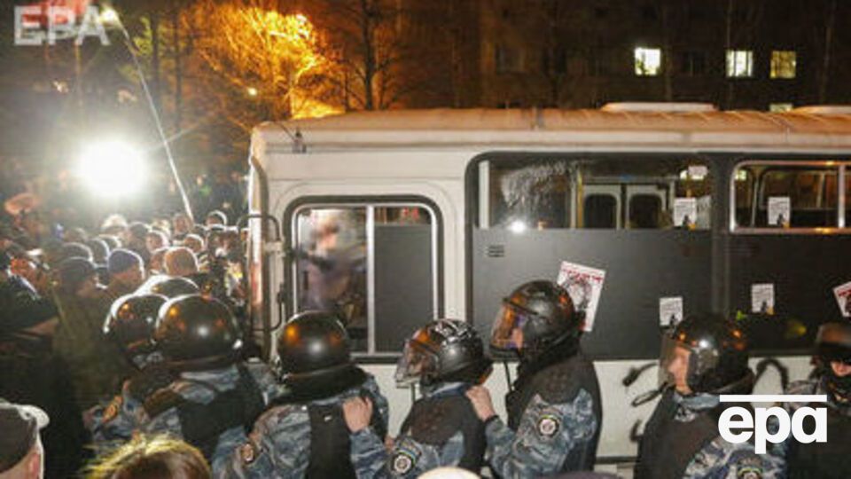 Наприкінці 2013-го – на початку 2014 року в Україні відбулися масові протести. Мітингувальникам протистояли правоохоронні органи і найняті владою озброєні бандити (тітушки)