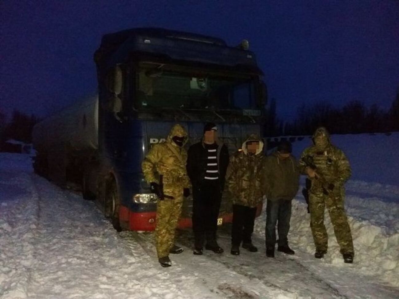 Трьох зловмисників затримали під час спроби продати партію вкраденої нафти