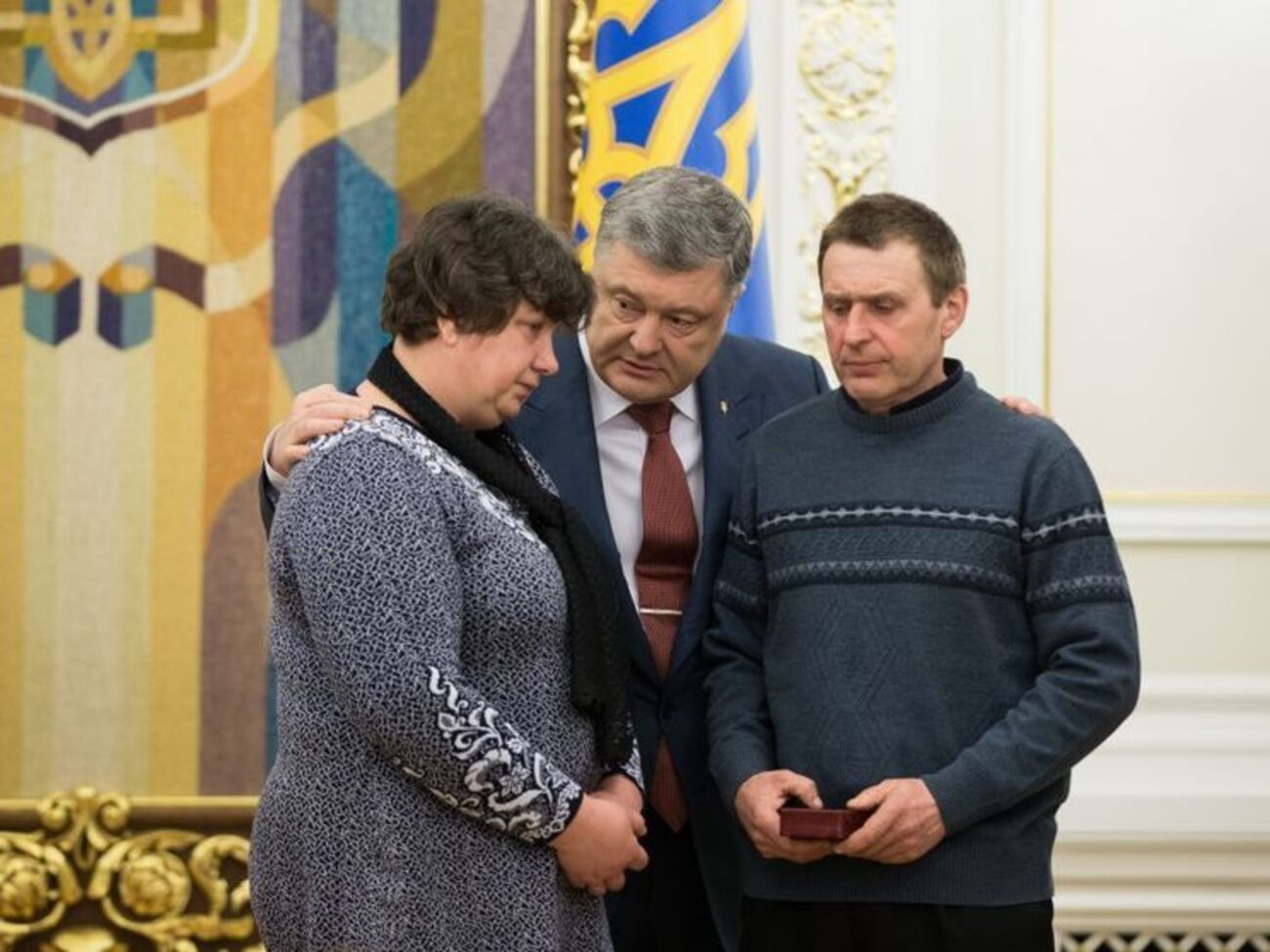 Порошенко вручил награду родителям погибшей медсестры