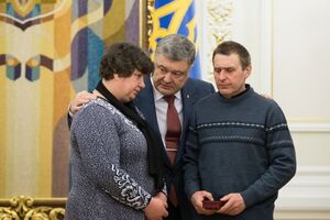 Порошенко вручил награду родителям погибшей медсестры