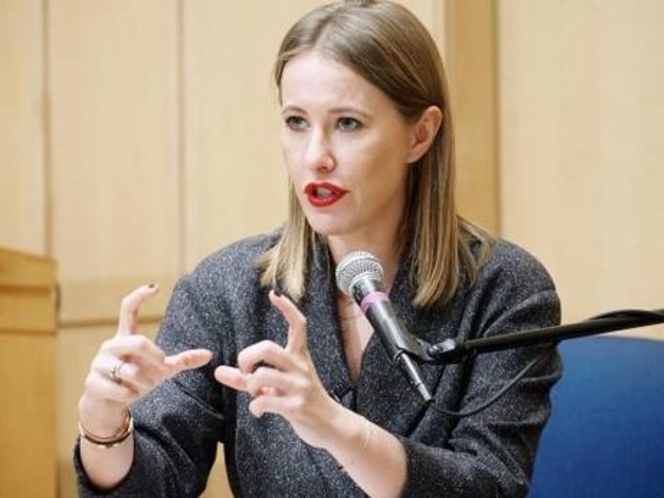 6 марта Собчак заявила, что обратилась в посольство Украины за разрешением на въезд в Крым