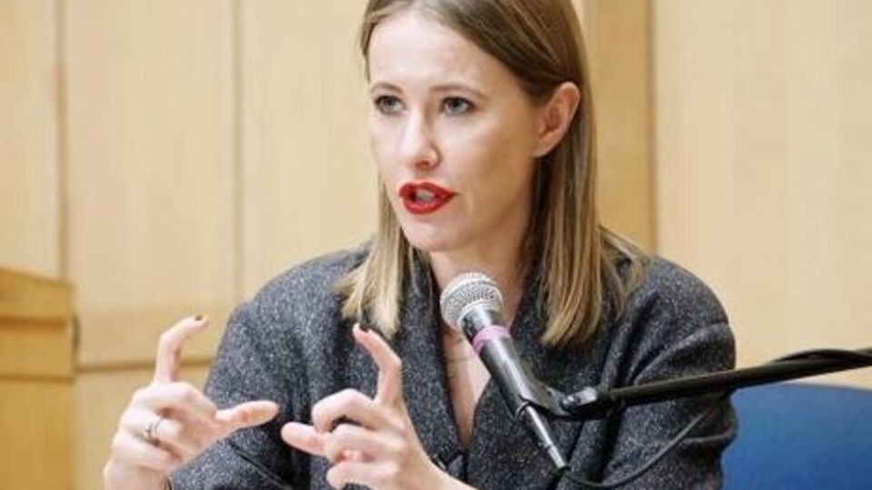 6 марта Собчак заявила, что обратилась в посольство Украины за разрешением на въезд в Крым