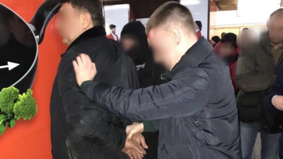 Чоловіка затримали в момент одержання всієї суми хабара