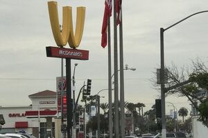 Перевернута "М" з'явиться на сторінках McDonald's у соцмережах