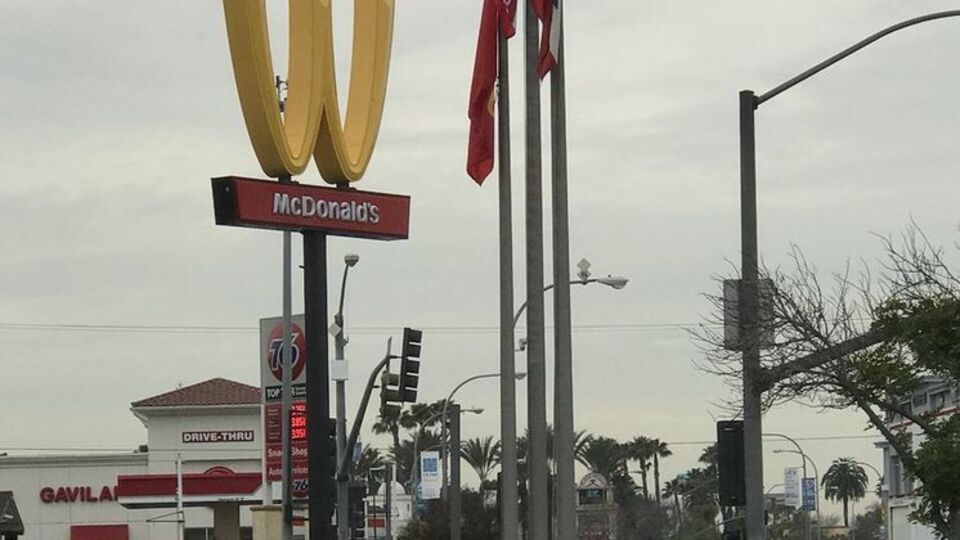 Перевернута "М" з'явиться на сторінках McDonald's у соцмережах
