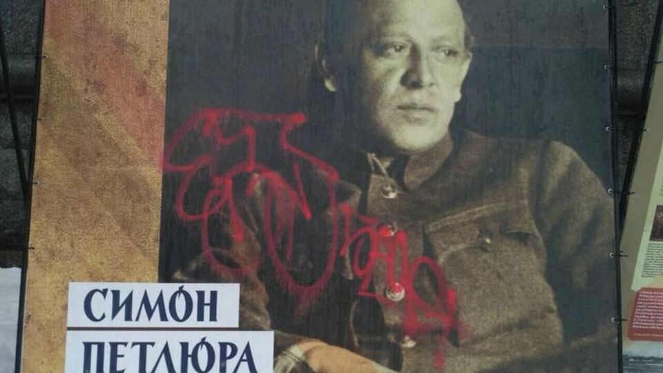 На изображениях появились красные надписи