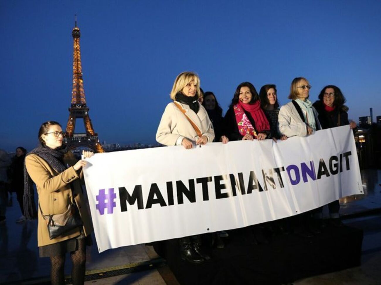 Біля Ейфелевої вежі провели акцію на захист прав жінок