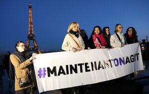 Біля Ейфелевої вежі провели акцію на захист прав жінок