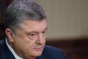 У соцмережах запустили флешмоб проти Порошенка, якого звинувачують у сексизмі