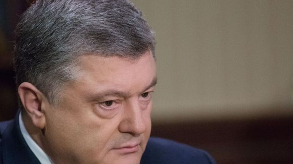 У соцмережах запустили флешмоб проти Порошенка, якого звинувачують у сексизмі