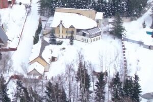У розслідуванні йдеться, що Слуцький не декларує орендованої земельної ділянки, яка прилягає до його будинку