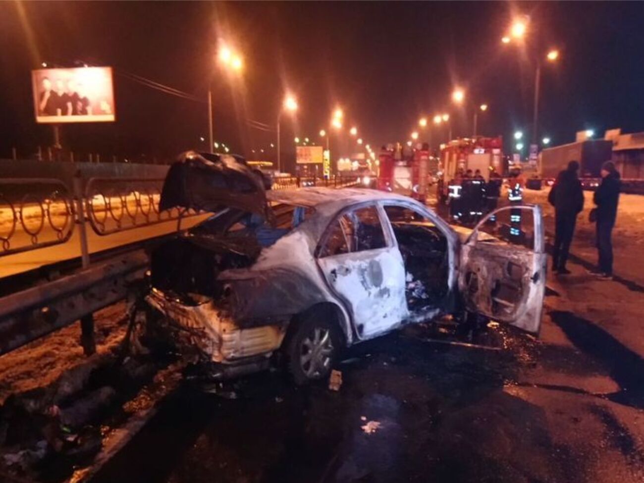 Автомобіль повністю згорів